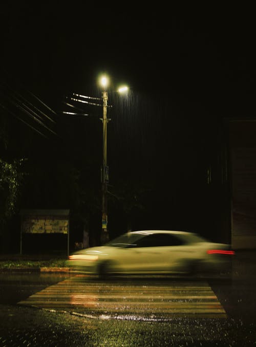 有关下雨, 下雨的夜晚, 人行道的免费素材图片