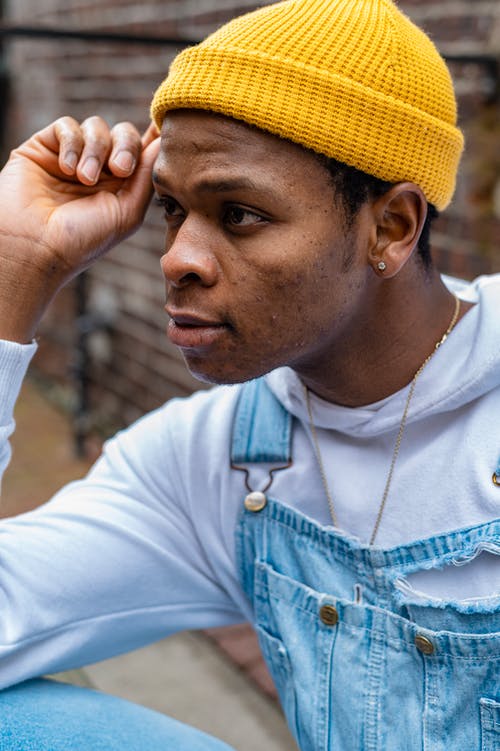 有关（頂部有小羊毛球的）羊毛帽子, 人, 側面圖的免费素材图片