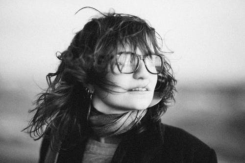 有关圍巾, 夾克, 女人的免费素材图片