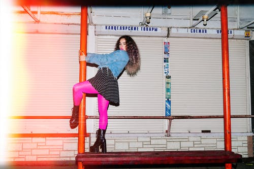 有关卷发, 女人, 晚上的時間的免费素材图片