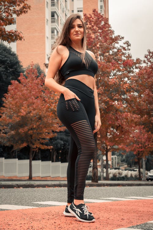 有关主动穿着, 垂直拍摄, 女人的免费素材图片