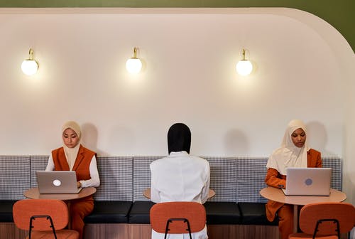 有关內容, 坐, 多色的的免费素材图片