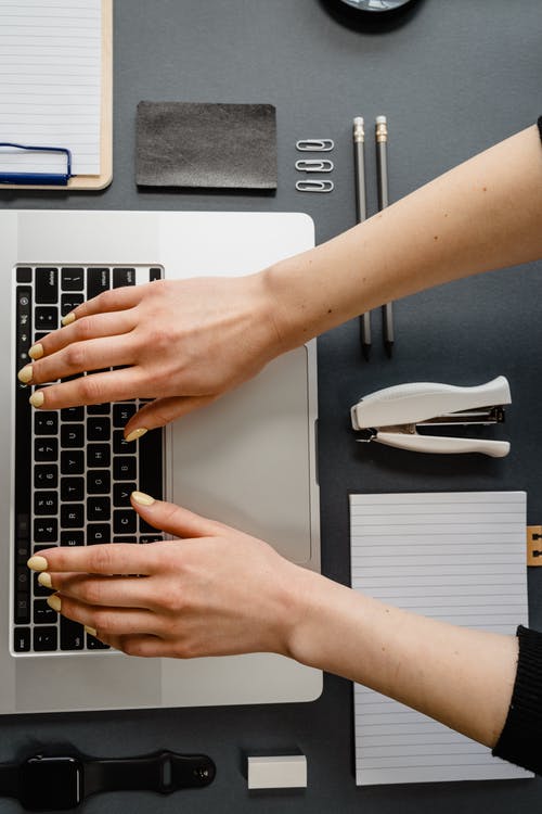 有关修剪指甲, 垂直拍摄, 手的免费素材图片