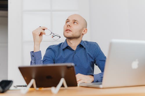 有关人, 坐, 工作的的免费素材图片