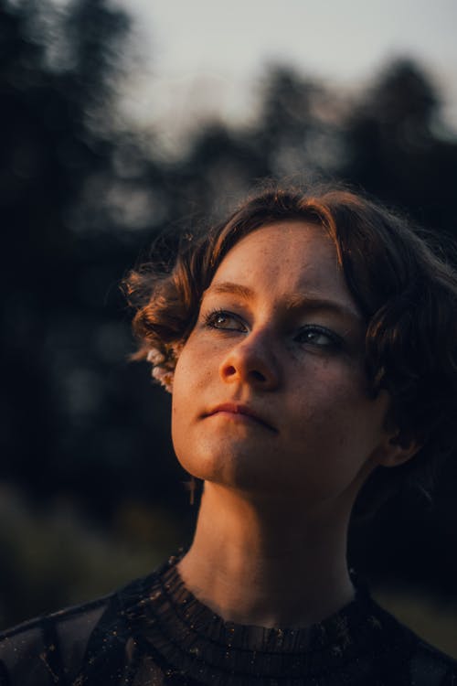 有关人, 向上看, 垂直拍摄的免费素材图片