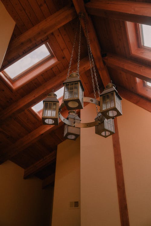 有关低角度拍攝, 吊燈, 垂直拍摄的免费素材图片