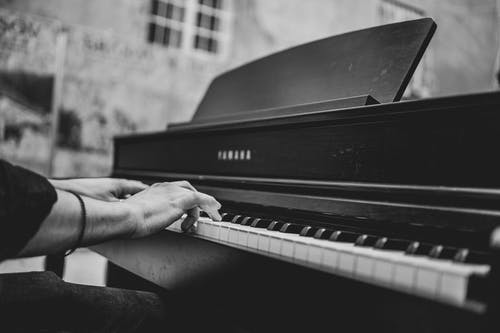 有关單色, 弹钢琴, 手的免费素材图片