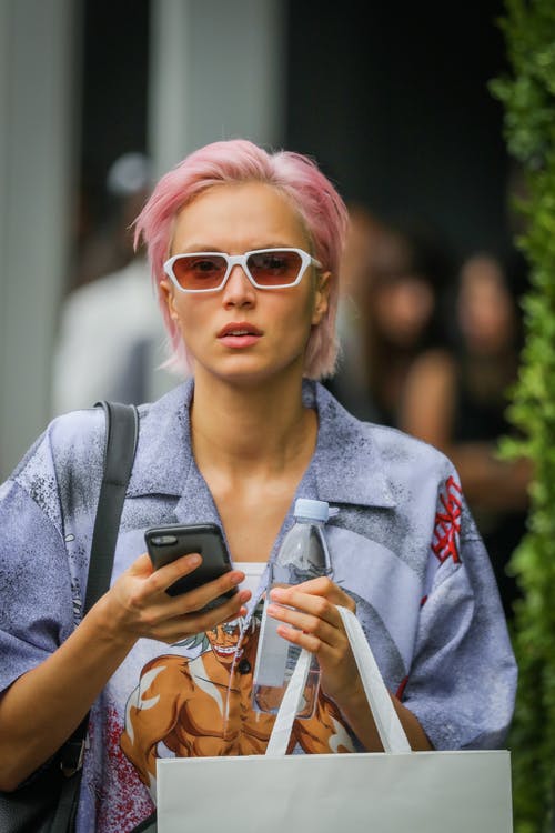 有关垂直拍摄, 女人, 彩色太陽眼鏡的免费素材图片