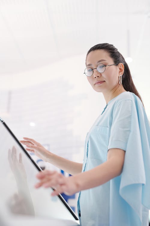 有关側面圖, 垂直拍摄, 女人的免费素材图片