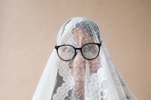 有关异常, 白色, 看书的免费素材图片