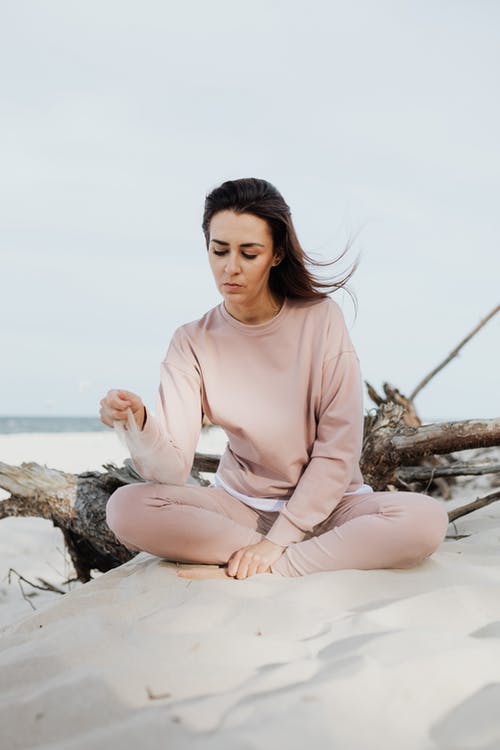 有关坐, 垂直拍摄, 女人的免费素材图片