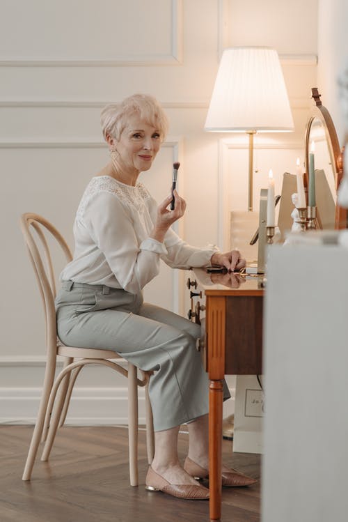 有关化妆刷, 坐, 垂直拍摄的免费素材图片