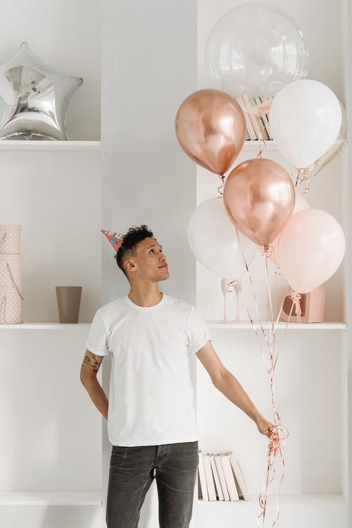 有关人, 垂直拍摄, 室內的免费素材图片