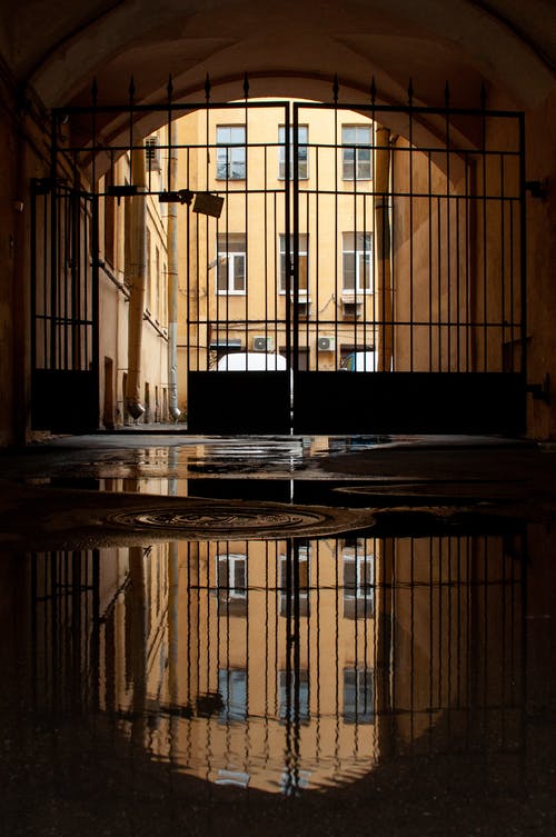 有关低角度拍攝, 公寓樓, 地面湿滑的免费素材图片