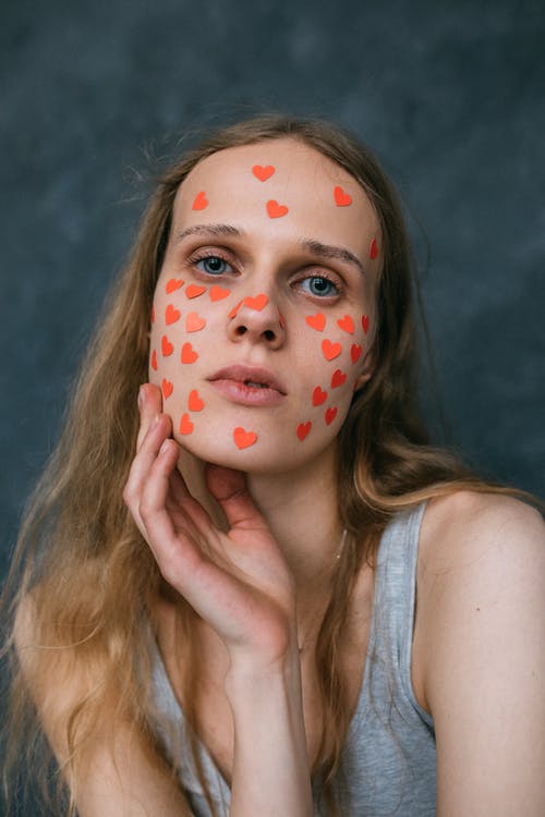 红色和白色的圆点面漆灰色背心的女人 · 免费素材图片