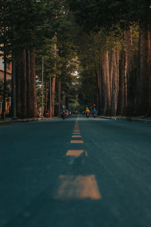 有关低角度拍攝, 摩托車, 街的免费素材图片