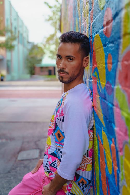 有关人, 倚, 双手插在口袋里的免费素材图片