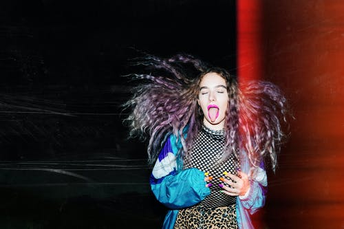 有关伸出舌头, 化妝, 卷发的免费素材图片