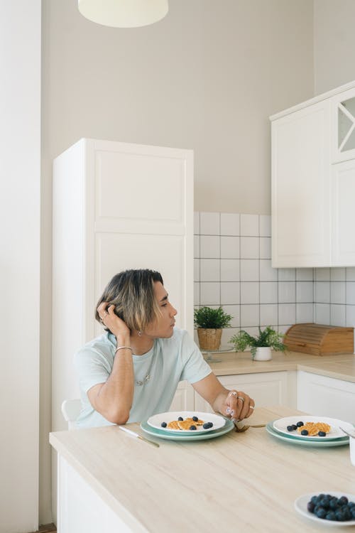 有关人, 厨房背景, 坐的免费素材图片