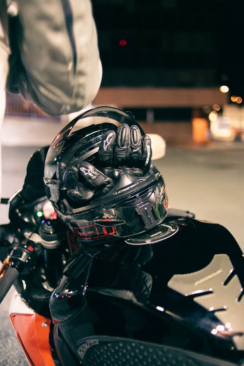 有关垂直拍摄, 手套, 摩托車頭盔的免费素材图片