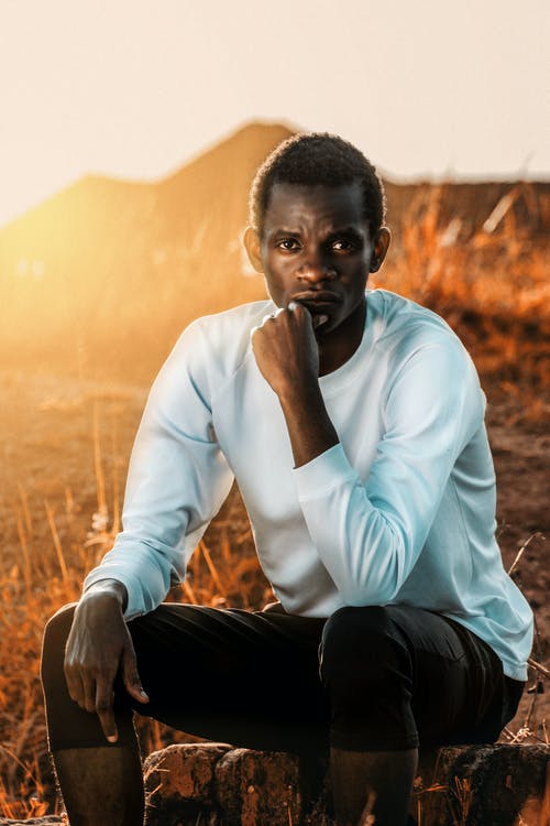 有关人, 坐下, 垂直拍摄的免费素材图片