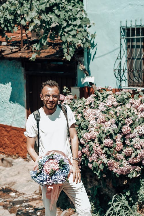 有关人, 垂直拍摄, 握住的免费素材图片