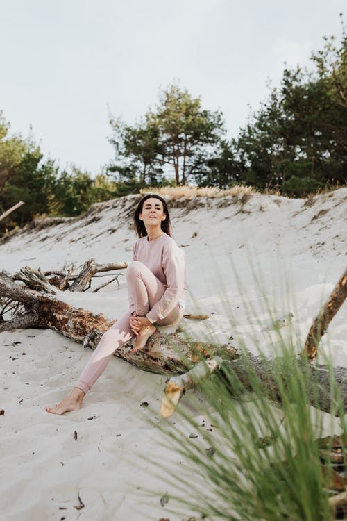 有关坐, 垂直拍摄, 女人的免费素材图片