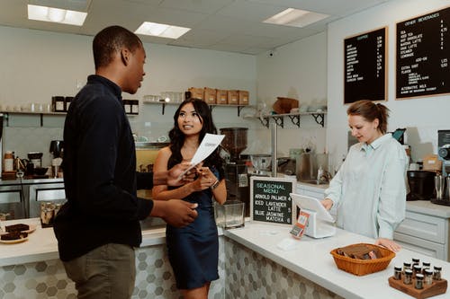 站在白色长袖衬衫的女人旁边的黑色长袖衬衫的男人 · 免费素材图片