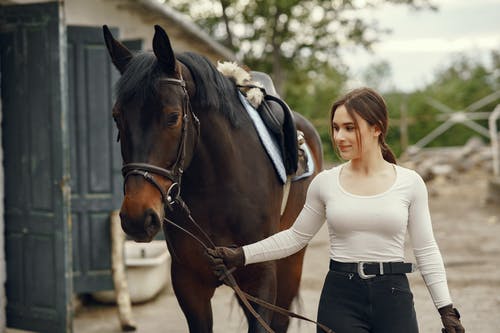 有关女人, 年輕, 握住的免费素材图片