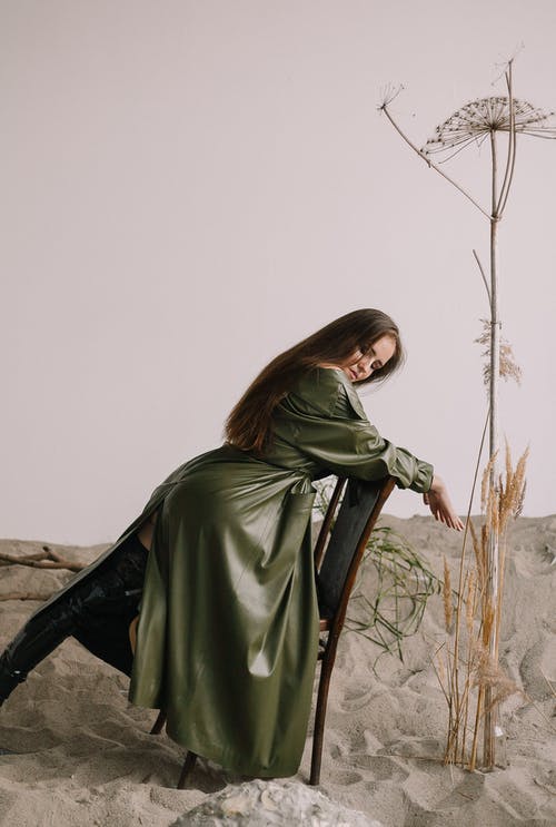 有关女人, 工厂, 椅子的免费素材图片