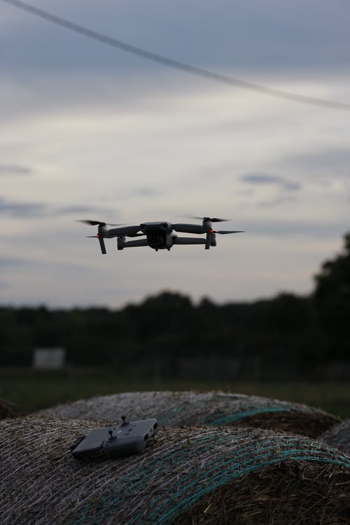 有关3C用品, 垂直拍摄, 徘徊的免费素材图片