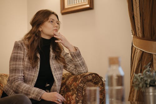 有关卷发, 在家, 坐的免费素材图片