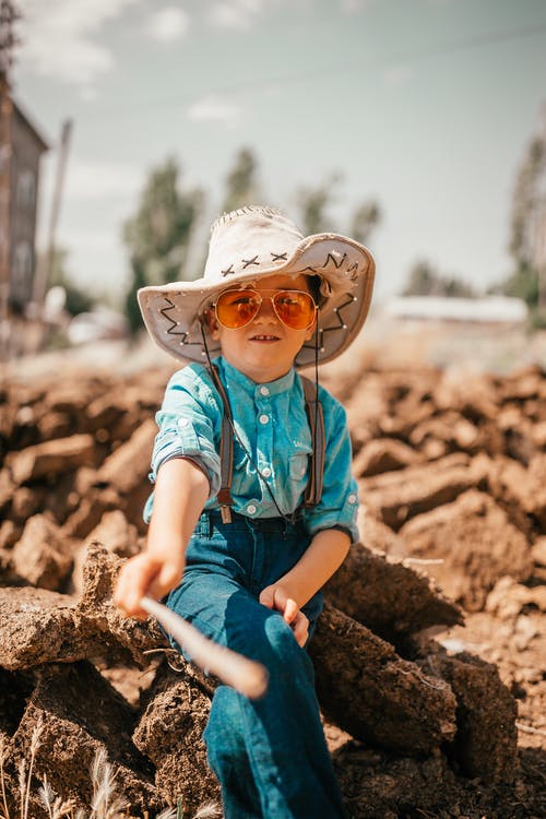 有关中全镜头, 兒童, 坐的免费素材图片