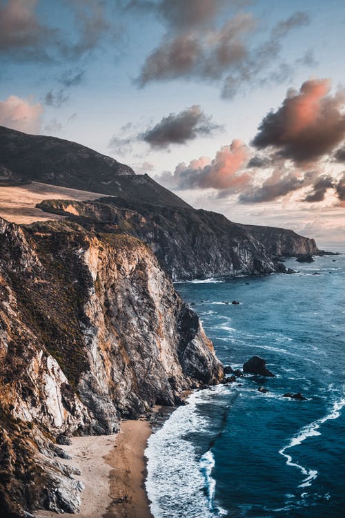 有关垂直拍摄, 多雲的天空, 山的免费素材图片
