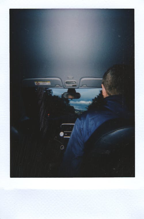 坐在车内的人的照片 · 免费素材图片