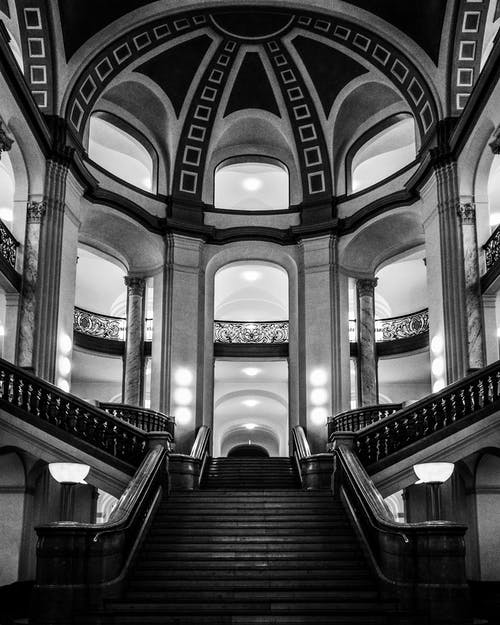 有关天花板, 寬, 木樓梯的免费素材图片