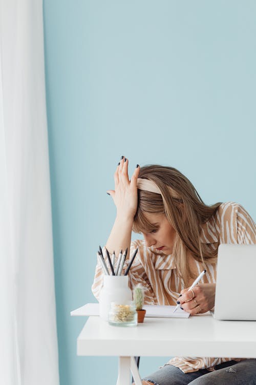 有关坐下, 垂直拍摄, 女人的免费素材图片