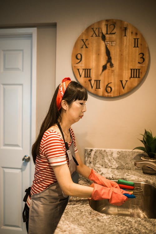 白色和红色的条纹衬衫，坐在椅子上的女人 · 免费素材图片