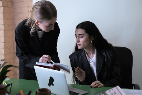 有关3C用品, 上班服, 多种族的免费素材图片