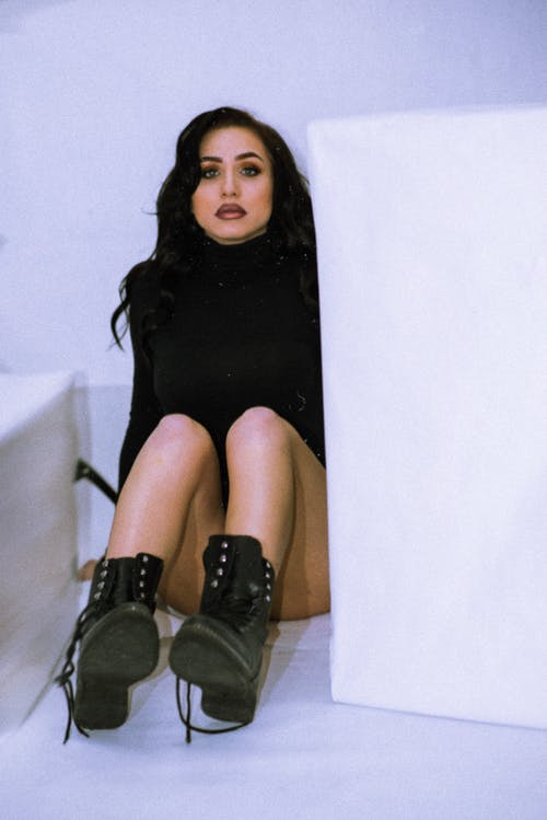 有关嚴肅, 坐, 女人的免费素材图片