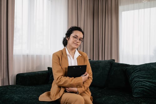 有关坐, 女人, 室內的免费素材图片