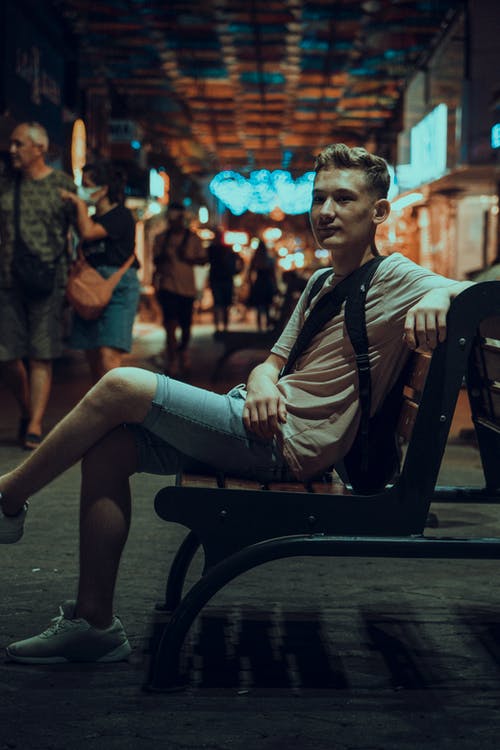 有关交叉的双腿, 人, 坐的免费素材图片