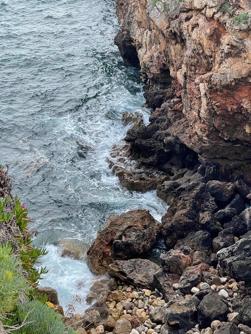 有关垂直拍摄, 岩石的, 岸邊的免费素材图片