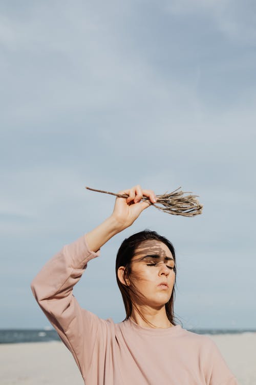 有关举起手来, 乾燥, 垂直拍摄的免费素材图片