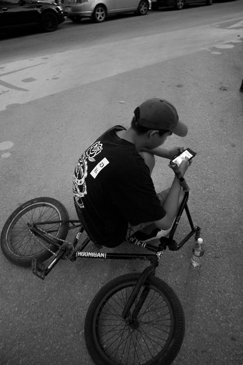 有关人, 坐, 垂直拍摄的免费素材图片