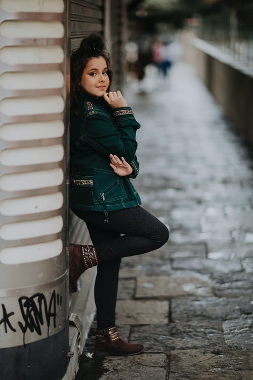 有关人行道, 側面圖, 咖啡色頭髮的女人的免费素材图片