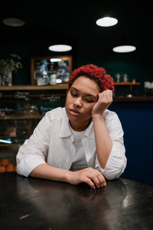 有关坐下, 垂直拍摄, 女人的免费素材图片