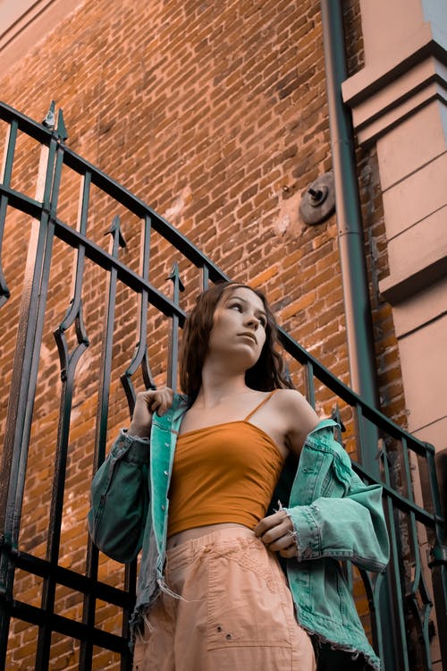 有关休閒裝, 低角度拍摄, 垂直拍摄的免费素材图片