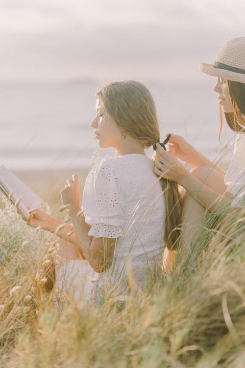 有关友誼, 坐, 垂直拍摄的免费素材图片