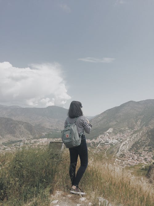 有关垂直拍摄, 女人, 山顶的免费素材图片